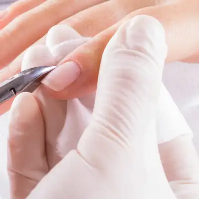 Manicure higieniczny: Pielęgnacja skórek w Białymstoku