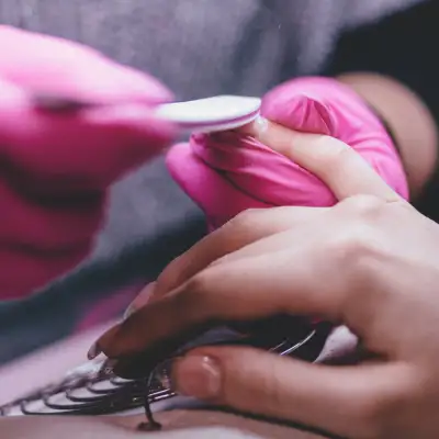 Manicure hybrydowy: pokrywamy lakierem żelowym w Białymstoku