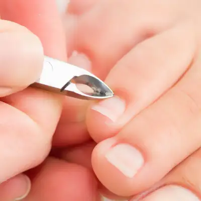 Pedicure hybrydowy: przygotowanie paznokci w Białymstoku